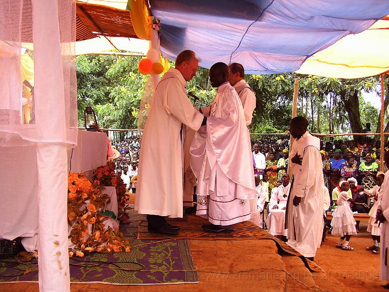 0179  Priesterwijding Mahagi kerk.JPG